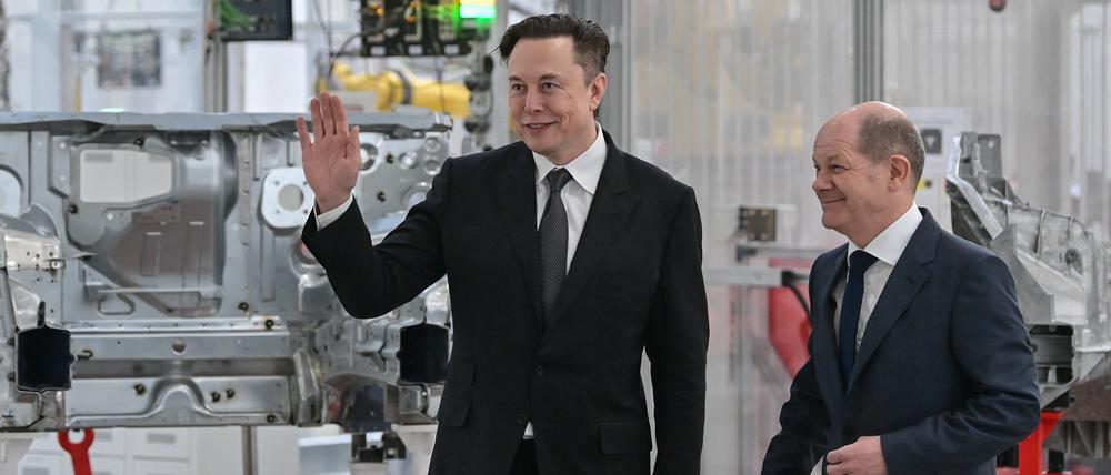 Elon Musk und Bundeskanzler Olaf Scholz (SPD, r.) bei der Eröffnung der Gigafactory.