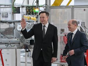 Elon Musk und Kanzler Olaf Scholz bei der Eröffnung der Tesla-Fabrik im brandenburgischen Grünheide vor einem Jahr.