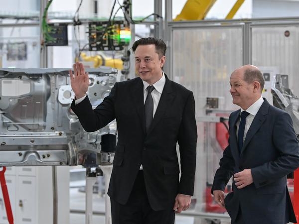 Bundeskanzler Olaf Scholz (SPD, r.) und Elon Musk bei der Eröffnung der Tesla-Fabrik am 22. März 2022 in Grünheide. 