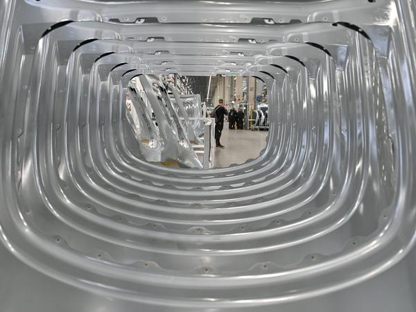 Im Werk der Tesla Gigafactory stehen Karosserieteile aus Aluminium für das Elektrofahrzeug vom Typ Model Y. 