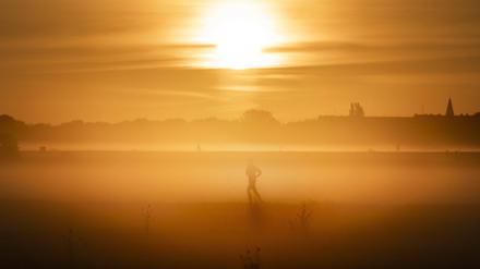 Ein Jogger, aufgenommen beim Nebel am Morgen auf dem Tempelhofer Feld in Berlin. Hier joggt unsere Autorin heute auch regelmäßig. 