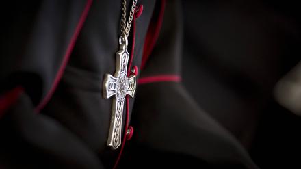 Ein Kreuz haengt um den Hals eines Erzbischofs. (Symbolbild)