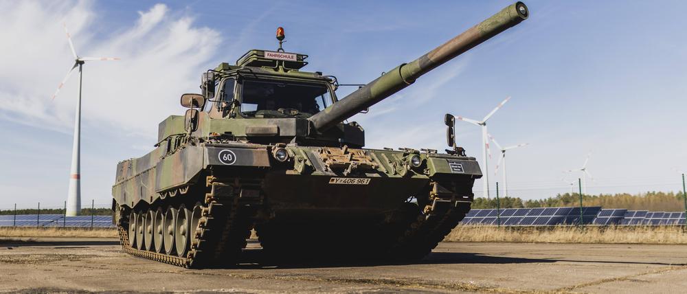 Ein Panzer Leopard 2 bei der Streitkräftebasis der Bundeswehr in Mahlwinkel.