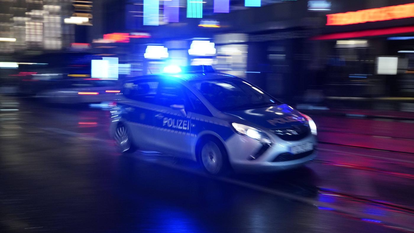 Kleinkind und zwei Beamte verletzt: Berliner Polizisten in Neukölln mit Kugelbombe beworfen