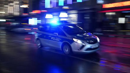 Ein Polizeiauto bei einer Einsatzfahrt mit Blaulicht. (Symbolfoto)