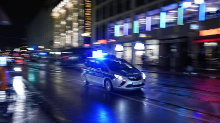 Ein Polizeiauto bei einer Einsatzfahrt mit Blaulicht. Symbolbild.