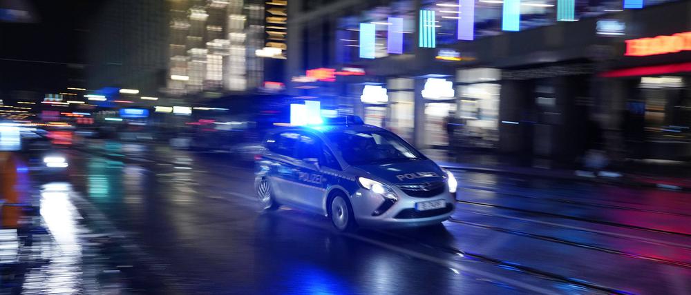 Ein Polizeiauto bei einer Einsatzfahrt mit Blaulicht. (Symbolbild).