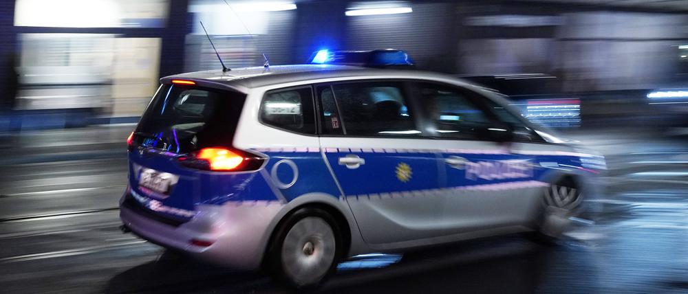 Ein Polizeiauto bei einer Einsatzfahrt mit Blaulicht. (Symbolbild)