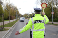 Ein Polizist stoppt in Kleinmachnow ein Fahrzeug im Rahmen des brandenburgischen 24-Stunden-Blitz-Marathons am 19. April 2017.