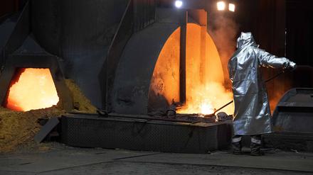 Heißes Eisen: Ein Stahlarbeiter entnimmt eine Probe am Abstich eines Hochofens bei Thyssenkrupp Steel in Duisburg.