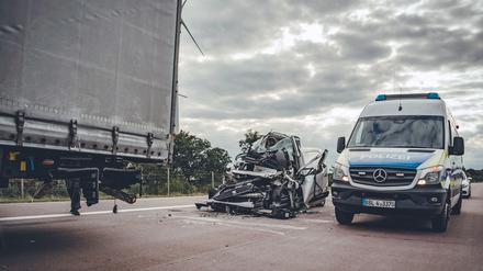 Einsatzkräfte der Polizei sind an der Unfallstelle auf der A9 Richtung Berlin bei Beelitz im Einsatz, wo es zu einem tödlichen Auffahrunfall von einem Kleintransporter auf einen Lkw gekommen ist.