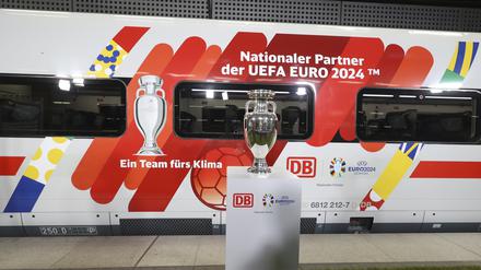 Bei der Bekanntgabe der Partnerschaft zwischen Deutscher Bahn (DB) und der UEFA zur Europameisterschaft 2024 wird der originale EM-Pokal und ein entsprechend gestalteter ICE vorgestellt (Symbolbild).