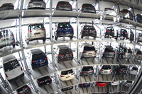Verschiedene VW-Modelle stehen in einem Turm der Autostadt Wolfsburg zur Auslieferung bereit.