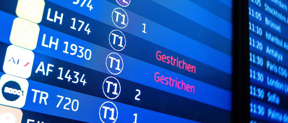 Eine Anzeigetafel mit ausgefallenen Lufthansa-Flügen am Flughafen Berlin-Brandenburg.