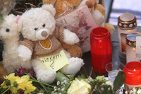 Einen Tag nach dem Mord an den Jungen an Gleis 7 im Hauptbahnhof Frankfurt trauern viele Menschen an der eingerichteten Gedenkstätte mit Kerzen und Blumen.