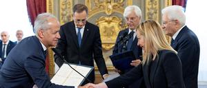 Eingeschworen: Premierministerin Giorgia Meloni gratuliert ihrem soeben vereidigten Innenminister  Matteo Piantedosi. Neben ihr (rechts) Staatspräsident Sergio Mattarella.