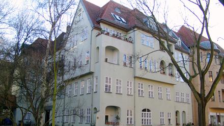 Der Komplex in der Wilhelmshöher Straße 17-20 in Friedenau gilt als das letzte erhaltene „Einküchenhaus“ Berlins.
