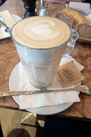 Seit 20 Jahren eine Institution unter den Linden: Kaffee im Café Einstein