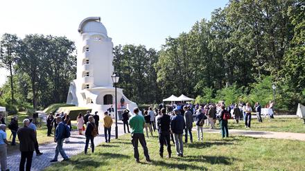Rund 100 Menschen nahmen an der Wiedereröffnung des Einsteinturms teil, dessen Sanierung 1,25 Millionen Euro gekostet hatte.