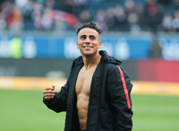 Siegen, singen, lachen. Der Mainzer Anthony Ujah (M.) jubelt über sein Tor zum 2:0 bei Eintracht Frankfurt.