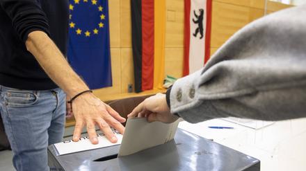 Einwurf der Stimmzettel in eine Wahlurne in Berlin am 26. September 2021.