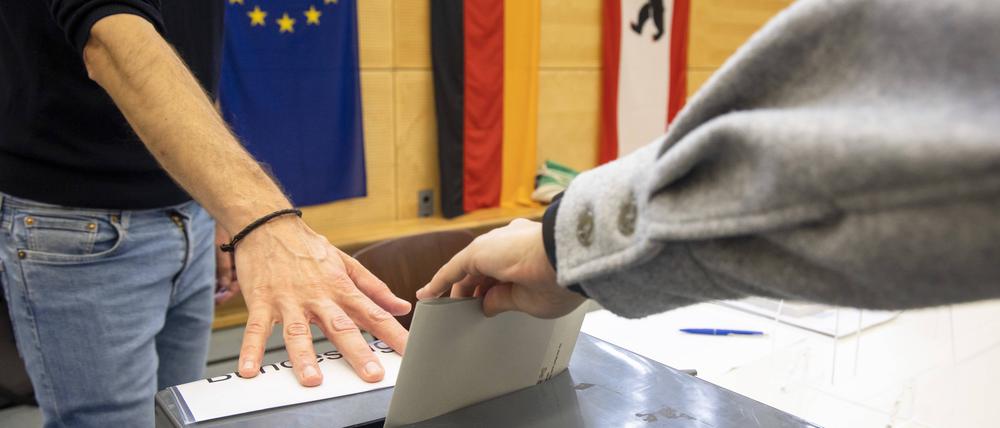 Einwurf der Stimmzettel in eine Wahlurne in Berlin am 26. September 2021.