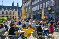 Gut besucht: In einem Eiscafé in Goslar, Niedersachsen, sitzen Menschen in der Sonne.