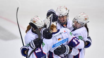 Die Eishockeyspielerinnen der Eisbären Berlin wollen ihren Zusammenhalt ausspielen.
