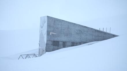 Der Eingang zum globalen Saatguttresor auf Spitzbergen ragt in der Nähe des Polarstädtchens Longyearbyen aus der verschneiten Berglandschaft empor.