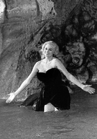 Ikone der Sixties: Anita Ekberg in der berühmten Trevibrunnen-Szene in "La dolce vita", 1960. Die schwedische Schauspielerin starb am Sonnabend, den 10. Januar 2015, in der Nähe von Rom.