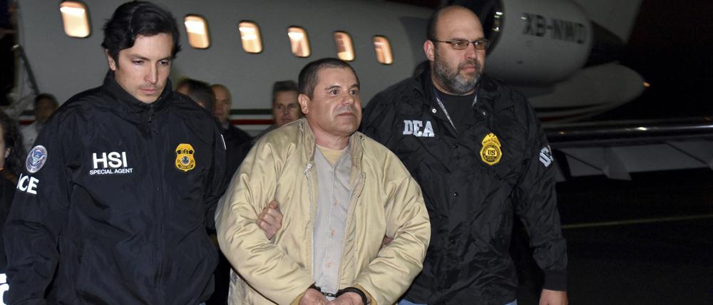 Die von einer US-Strafverfolgungsbehörde am 19.01.2017 zur Verfügung gestellte, undatierte Aufnahme, zeigt Joaquin «El Chapo» Guzman (M), während er aus einem Flugzeug zu einer wartenden Karawane geführt wird. 