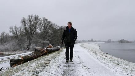 Elbehochwasser 2024: Lysann Jacob vom Landesamt für Umwelt kontrolliert täglich die Deiche und Schöpfwerke.