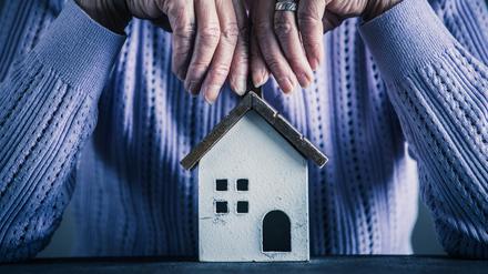 Die Zukunftsbelastung bei Darlehen für Immobilien sind bei den aktuell hohen Zinsen für Verbraucherinnen schwer einzuschätzen. 