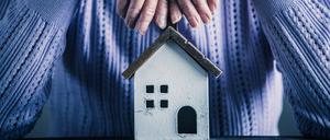 Die Zukunftsbelastung bei Darlehen für Immobilien sind bei den aktuell hohen Zinsen für Verbraucherinnen schwer einzuschätzen. 