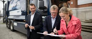 Alba-Chef Robert Arbter, Roger Alm von Volvo und Verkehrssenatorin Manja Schreiner unterschreiben symbolisch einen Kaufvertrag. 