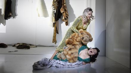 Elina Garanca (Amneris) bedrängt Mariana Rebeka (Aida) in Calixto Bieitos Inszenierung von Giuseppe Verdis „Aida“ an der Berliner Staatsoper.