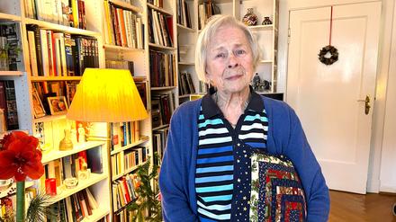 Elisabeth Richter-Dröscher (98) näht und stickt das ganze Jahr: Denn zum Advent verkauft sie ihre Handarbeiten auf selbst organisierten Basaren, der Erlös geht an „Ärzte ohne Grenzen“.