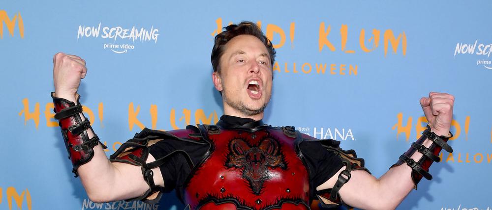 Elon Musk 2022 bei Heidi Klums Halloween-Party. Der Name seines Kostüms: “Devil’s Champion – Leather Armor Set” 