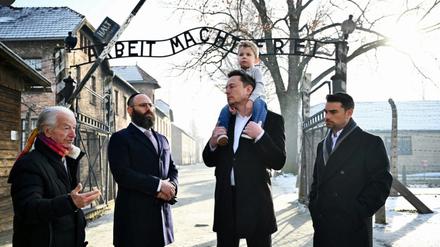 Elon Musk besucht das ehemalige Konzentrationslager Auschwitz.