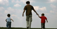 Wenn Entscheidungen lange Schatten werfen: 20 Prozent der Eltern in Deutschland bereuen einer Erhebung zufolge, dass sie Kinder bekommen haben.