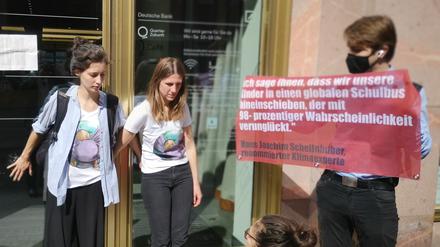 Aktion der Gruppe „Letzte Generation“ vor der Deutschen Bank in Berlin mit Schauspielerin Mathilde Irrmann.