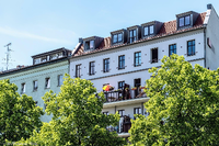 "Vorbereitung auf das Deutschlandspiel", schreibt uns Birgit Ender zu diesem Balkonbild vom Engeldamm in Kreuzberg. Liebe Leserinnen, liebe Leser: Senden Sie Ihre Fotos an leserbilder@tagesspiegel.de!
