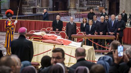 Der Leichnam des verstorbenen emeritierten  Papst Benedikt XVI. ist im Petersdom öffentlich aufgebahrt. 