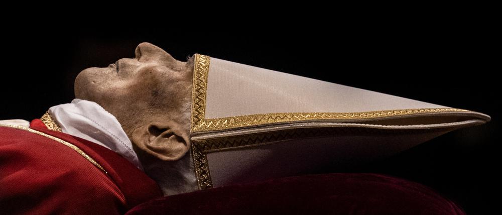 Der Leichnam des verstorbenen emeritierten Papstes Benedikt XVI. ist im Petersdom im Vatikan aufgebahrt.