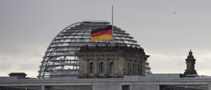 Die Deutschland-Fahnen auf dem Dach des Reichstagsgebäudes.