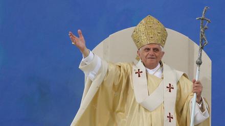 ARCHIV - 12.09.2006, Bayern, Regensburg: Der damalige Papst Benedikt XVI. winkt während der Messe auf dem Islinger Feld in Regensburg den Gläubigen zu. Der emeritierte Papst Benedikt XVI. ist am XX im Alter von 95 Jahren in Rom gestorben. Foto: Boris Roessler/dpa +++ dpa-Bildfunk +++