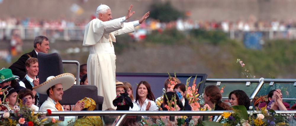 Der damalige Papst Benedikt XVI. grüßt von einem Schiff auf dem Rhein die Besucher des Weltjugendtages 2005 am Ufer in Köln (Archivbild). 
