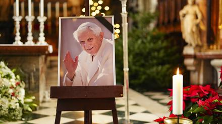 Ein Bild des verstorbenen Benedikt XVI. im Wiener Stephansdom. 