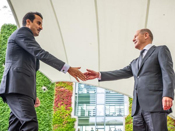 Bundeskanzler Olaf Scholz (r, SPD), begrüßt Scheich Tamim bin Hamad bin Khalifa Al Thani, den Emir von Katar, am Kanzleramt..