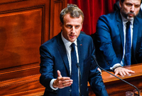 Emmanuel Macron spricht vor dem französischen Parlament.
